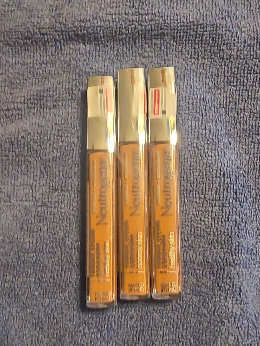 THREE Neutrogena Radiant Cream Concealer Chai Shade